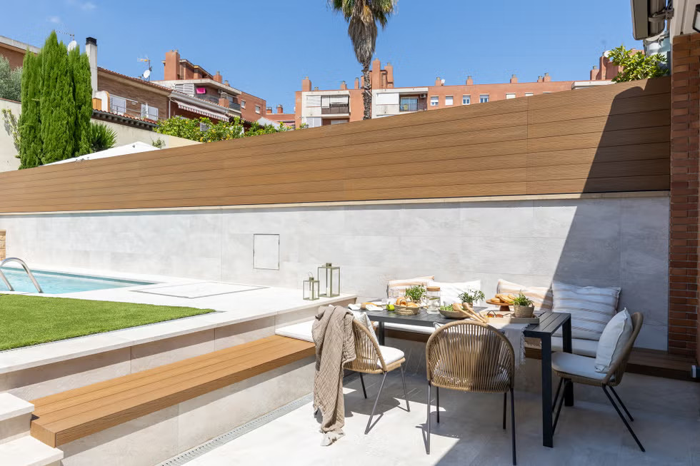 jardin de ville avec gazon synthétique et petite piscine jardin de ville avec gazon synthétique et petite piscine