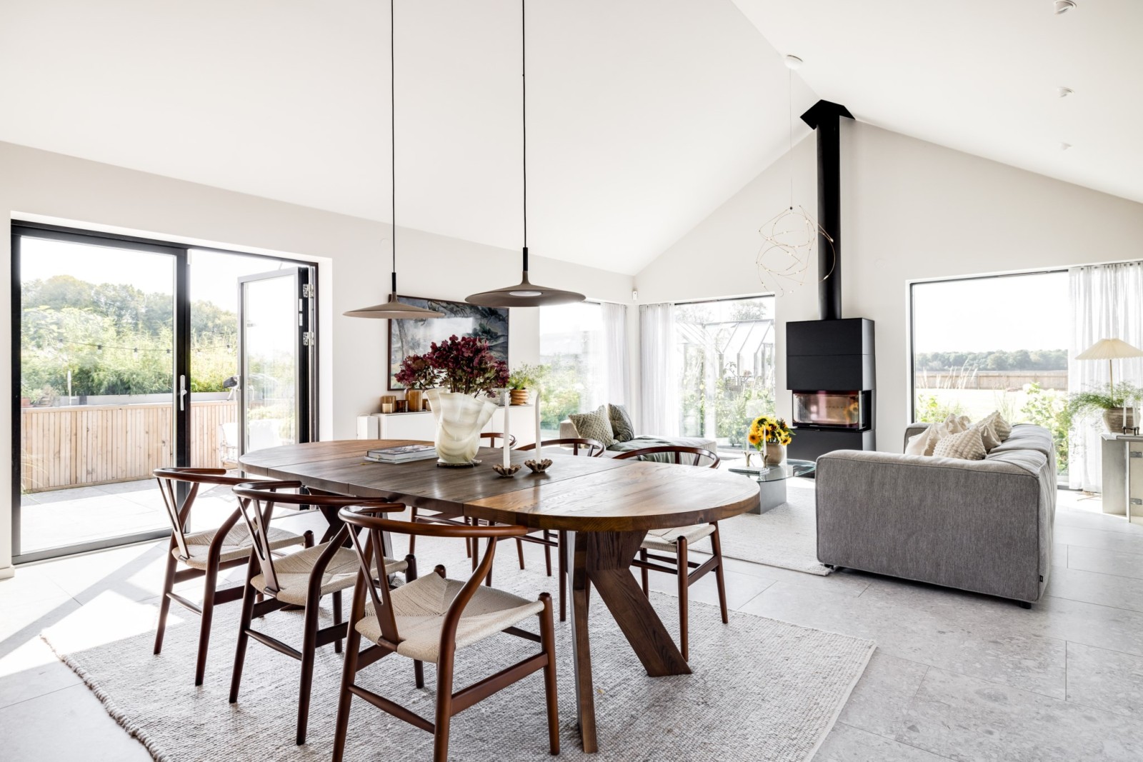 salon salle à manger avec cheminée maison en bois Suède salon salle à manger avec cheminée maison en bois Suède