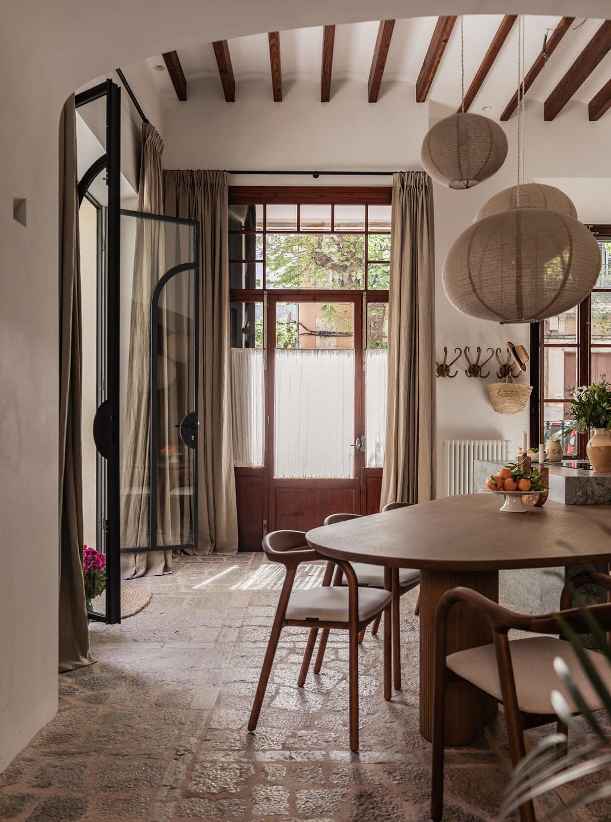 salle à manger avec poutres maison en pierres