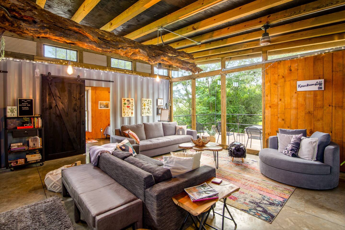 salon avec poutres maison container William House salon avec poutres maison container William House