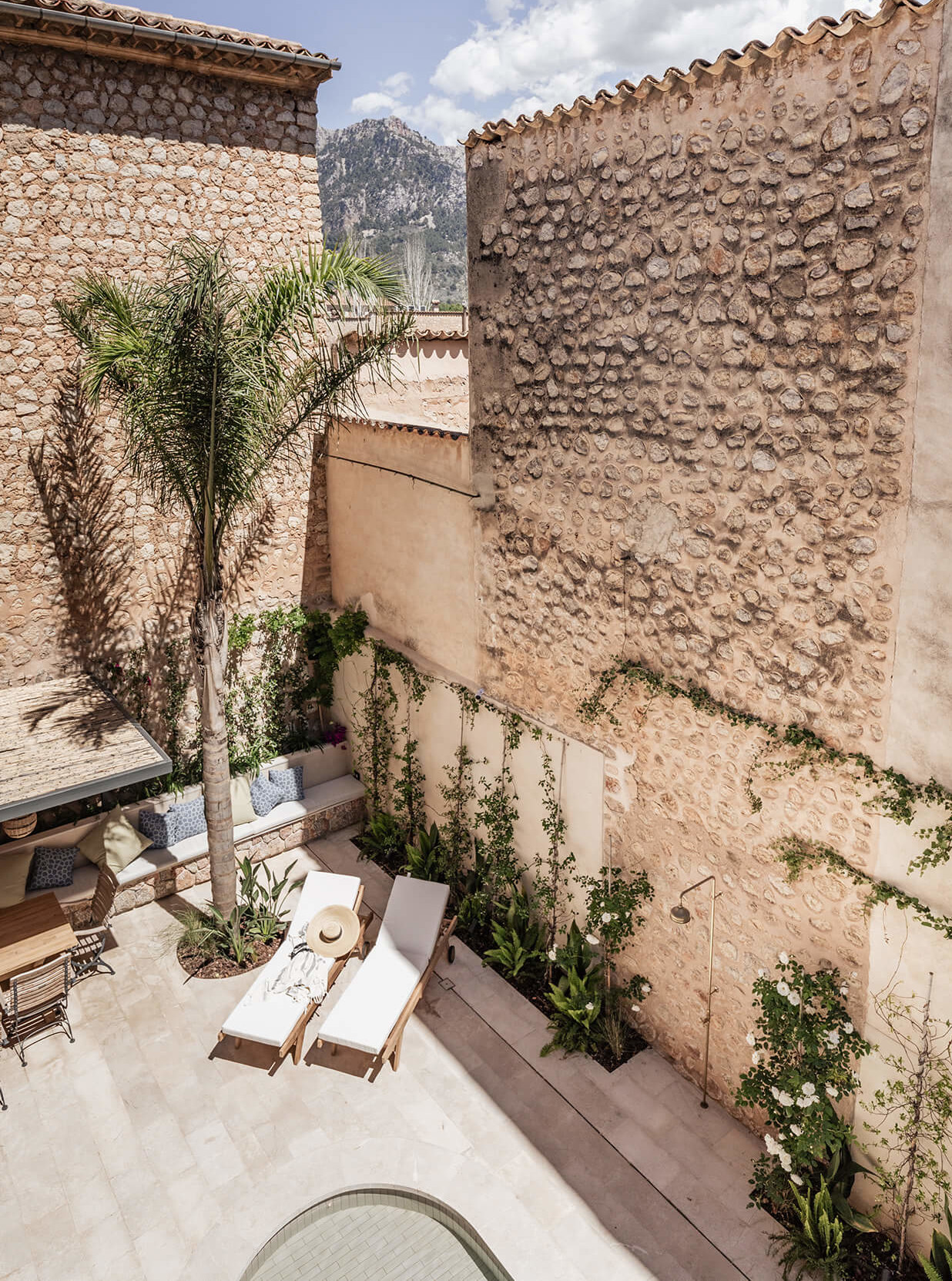 jardin avec piscine maison en pierres