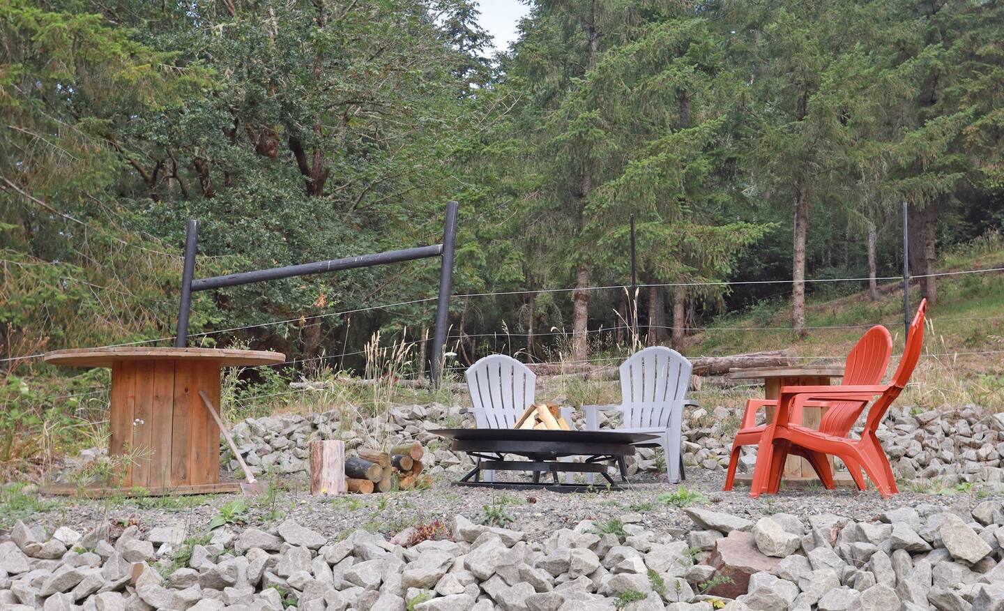 jardin avec fauteuils Adirondack jardin avec fauteuils Adirondack