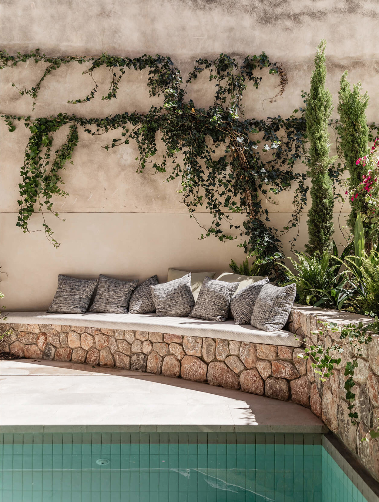 jardin avec piscine maison en pierres