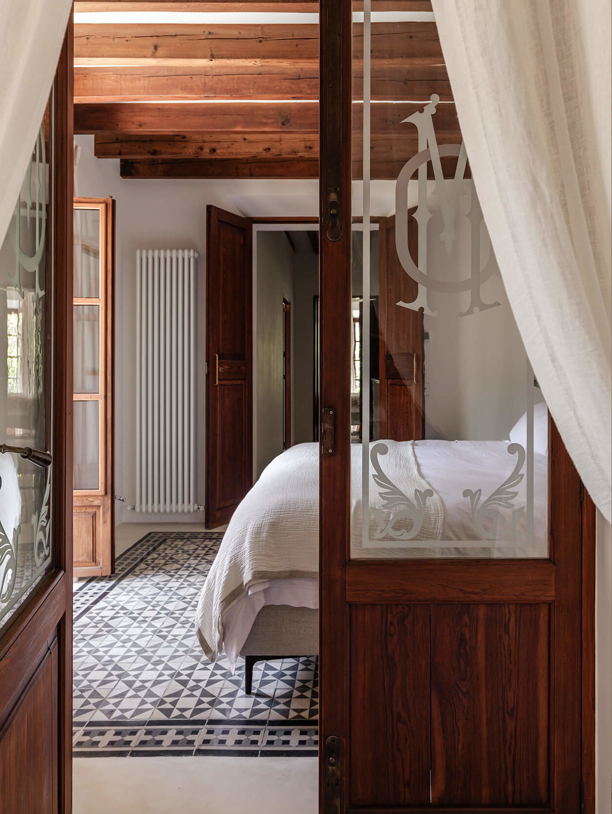 chambre avec poutres et carreaux de ciment