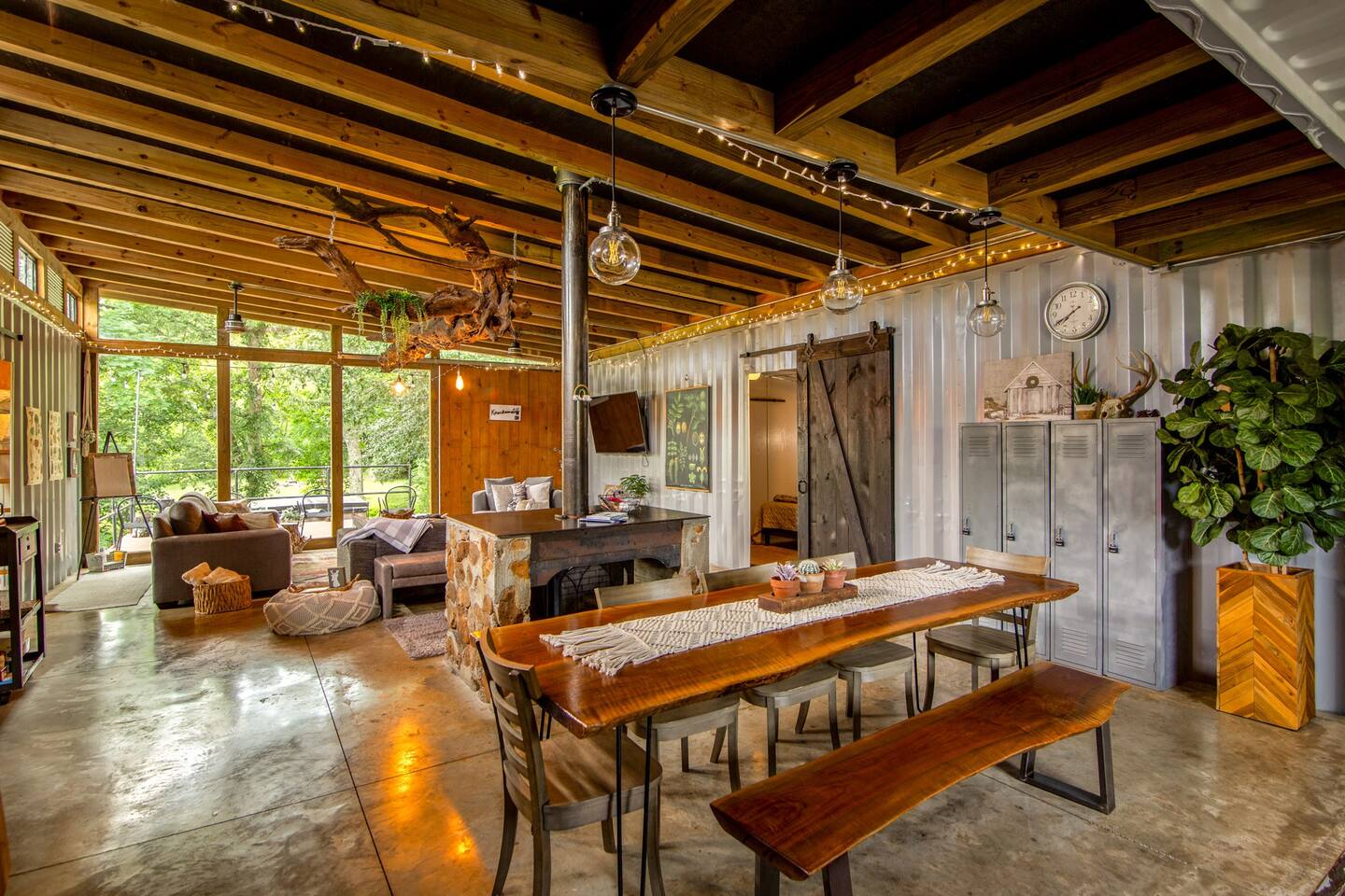 salon avec poutres maison container William House salon avec poutres maison container William House