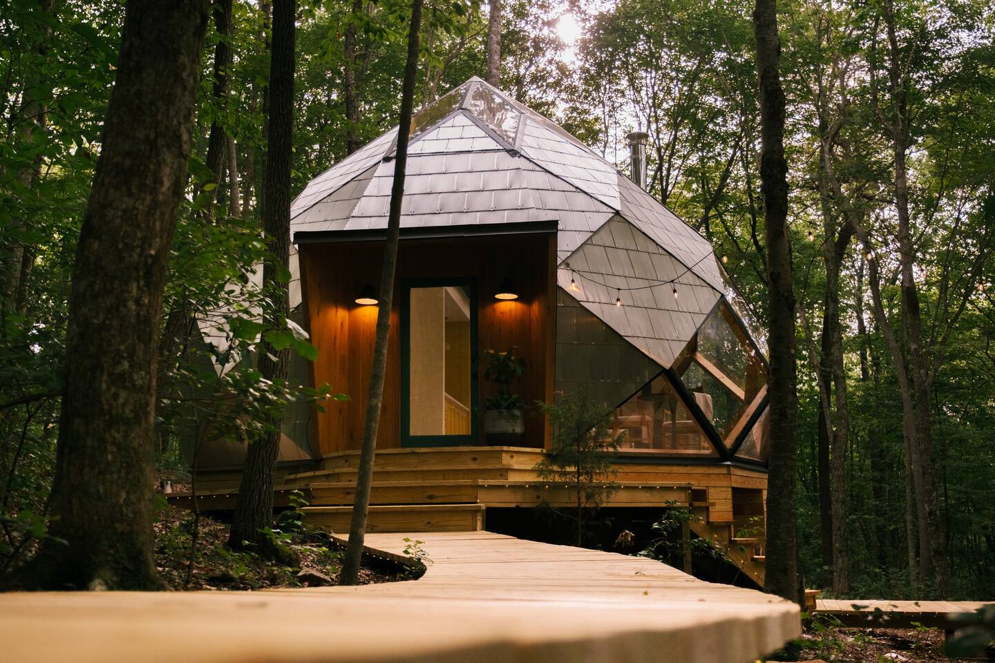petite maison au dôme de verre dans la forêt The Laurel Zome petite maison au dôme de verre dans la forêt The Laurel Zome
