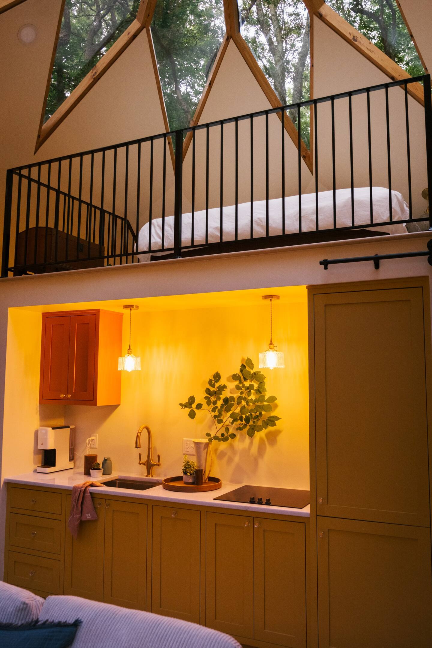chambre sur mezzanine petite maison au dôme de verre dans la forêt The Laurel Zome chambre sur mezzanine petite maison au dôme de verre dans la forêt The Laurel Zome