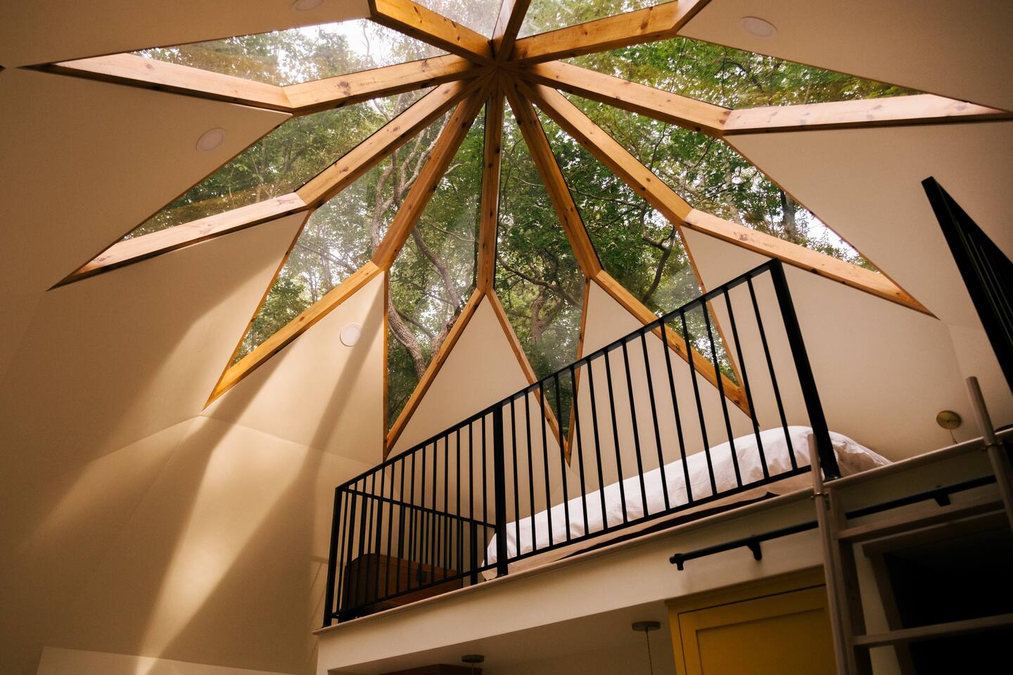 chambre sur mezzanine petite maison au dôme de verre dans la forêt The Laurel Zome chambre sur mezzanine petite maison au dôme de verre dans la forêt The Laurel Zome