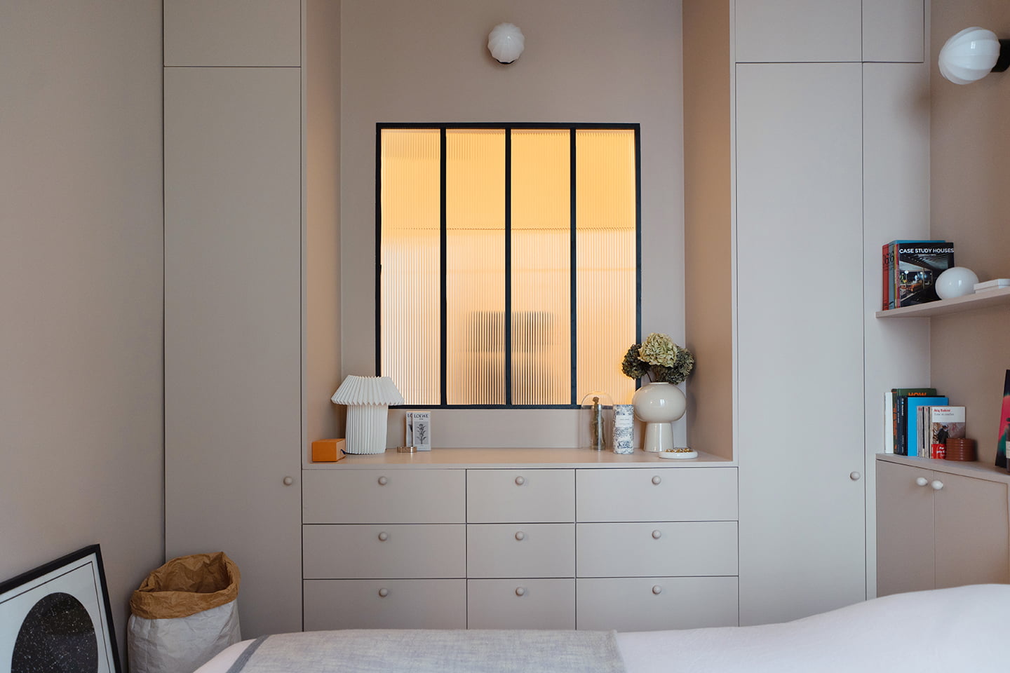 chambre avec verrière appartement 72m2 à Paris rénové par Mon Concept Habitation chambre avec verrière appartement 72m2 à Paris rénové par Mon Concept Habitation