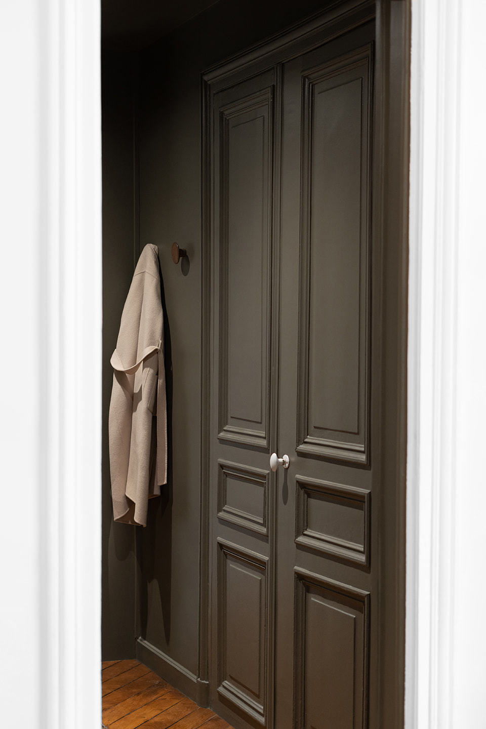 entrée vert olive "ombre pelvoux" appartement 72m2 à Paris rénové par Mon Concept Habitation entrée vert olive "ombre pelvoux" appartement 72m2 à Paris rénové par Mon Concept Habitation