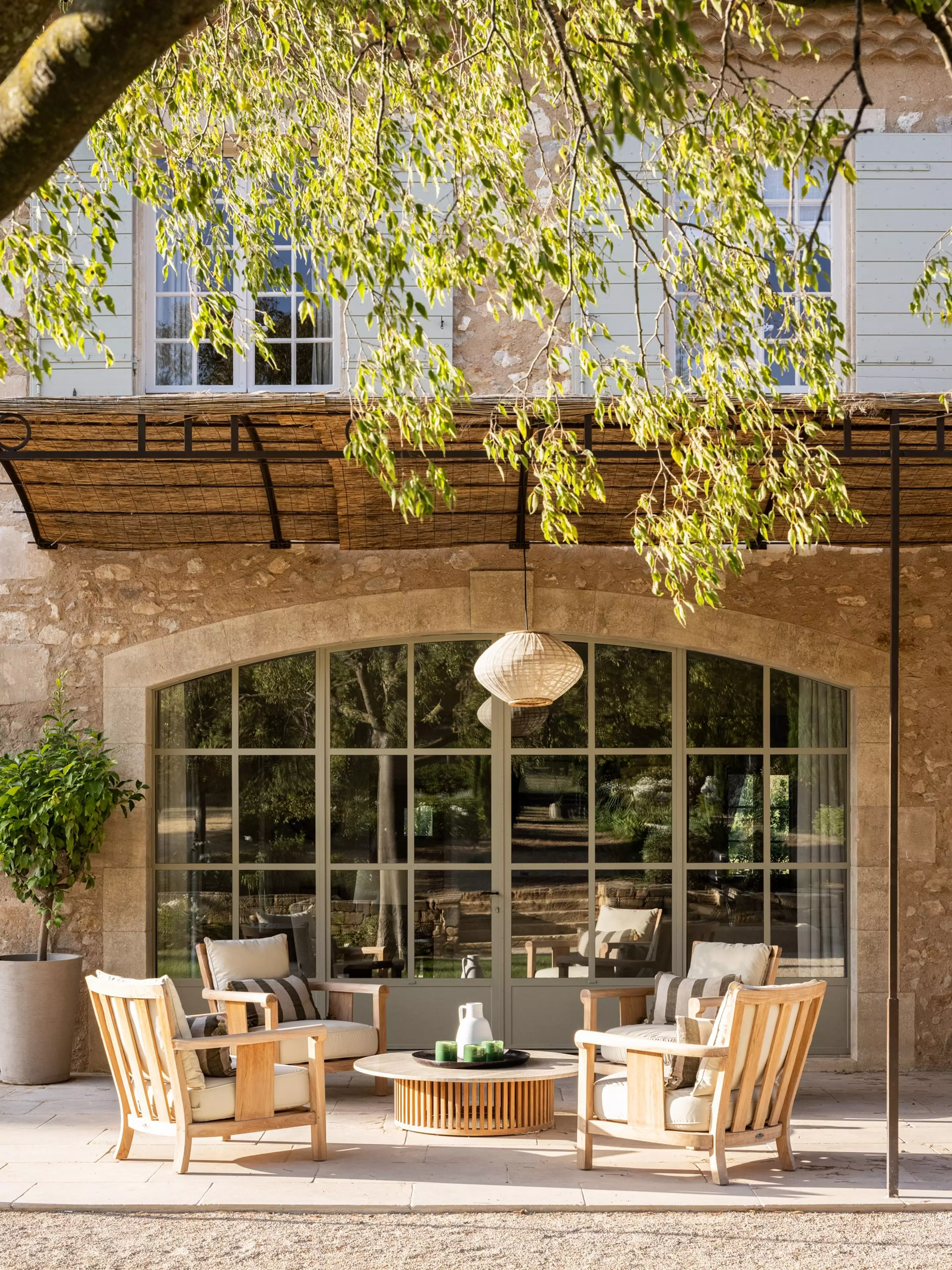 terrasse avec pergola maison en pierres Provence