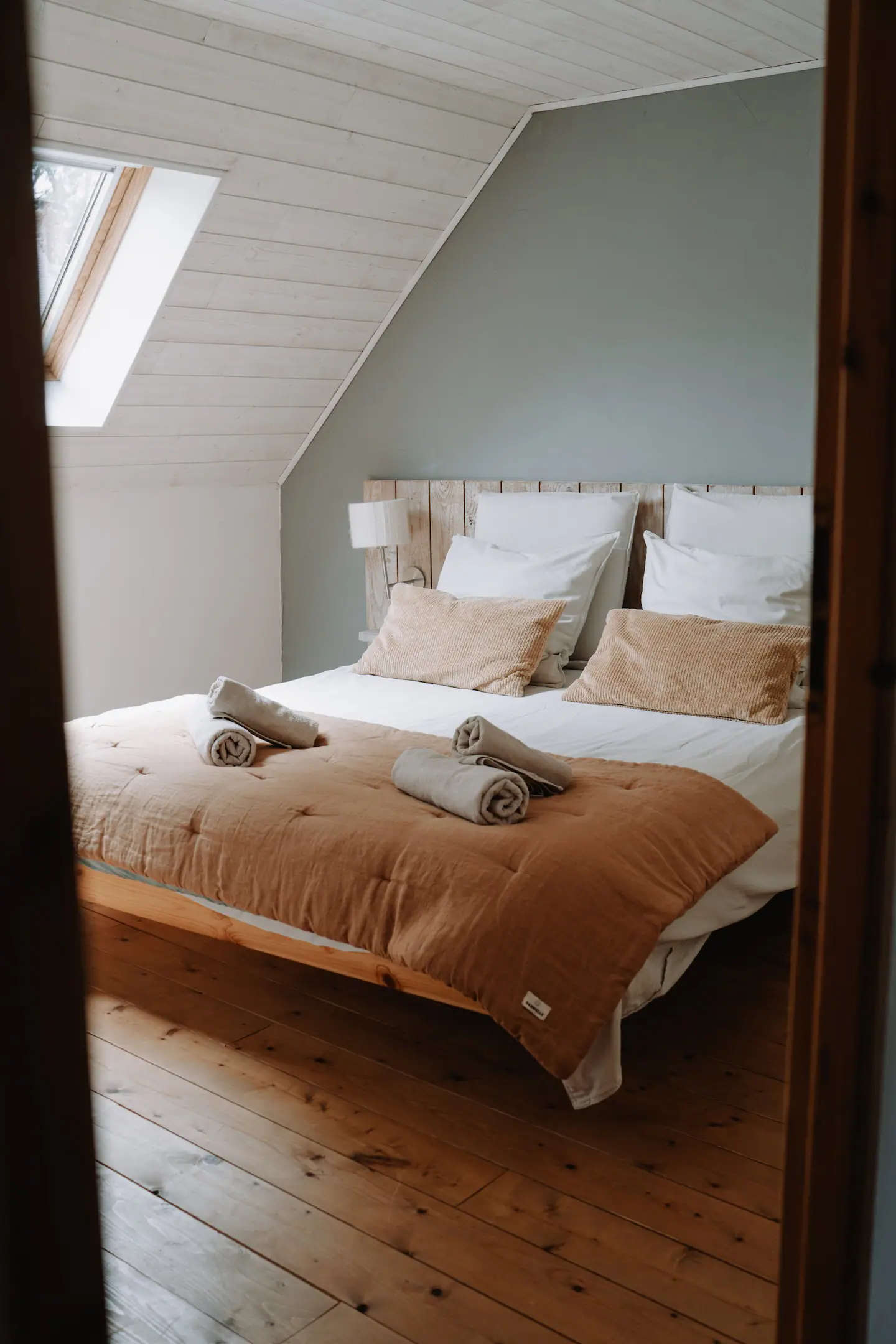 chambre mansardée mur vert maison Bretagne