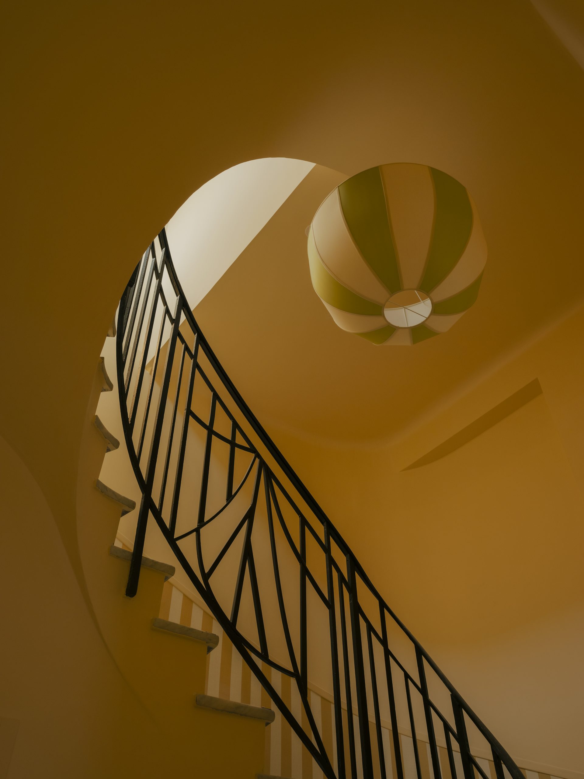 escalier immeuble ancien appartement à Cannes escalier immeuble ancien appartement à Cannes