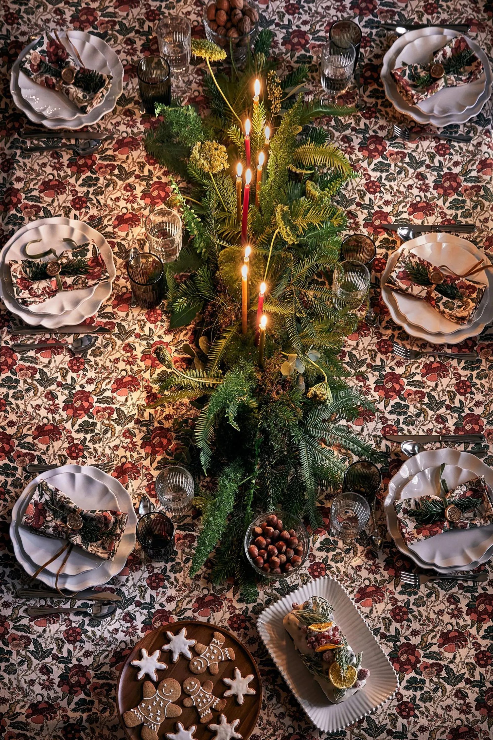 centre de table en branches de sapin et bougies rouges