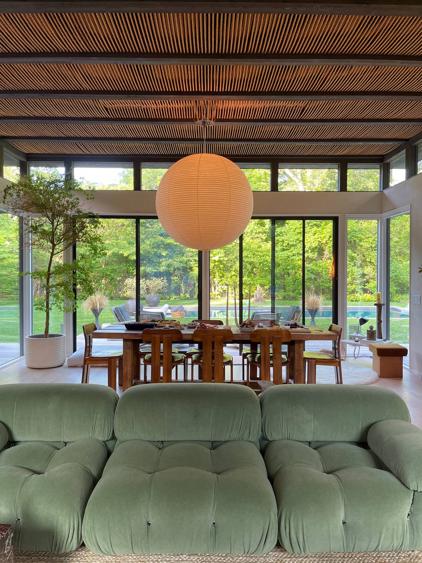 salon canapé vert maison contemporaine Hamptons designer Athena Calderone