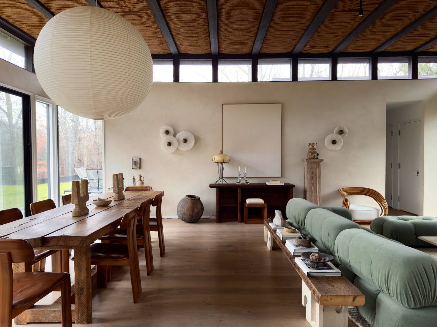 salon avec canapé vert maison contemporaine Hamptons designer Athena Calderone