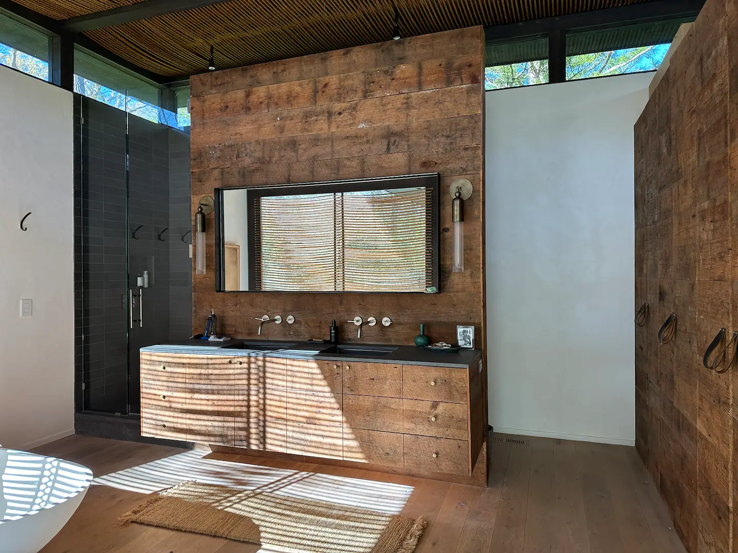 salle de bain mur bois maison contemporaine Hamptons designer Athena Calderone