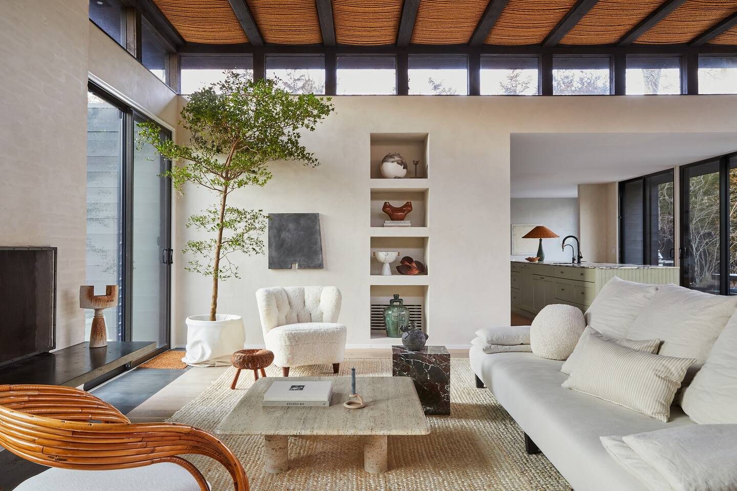 salon avec cheminée et niches maison contemporaine Hamptons designer Athena Calderone