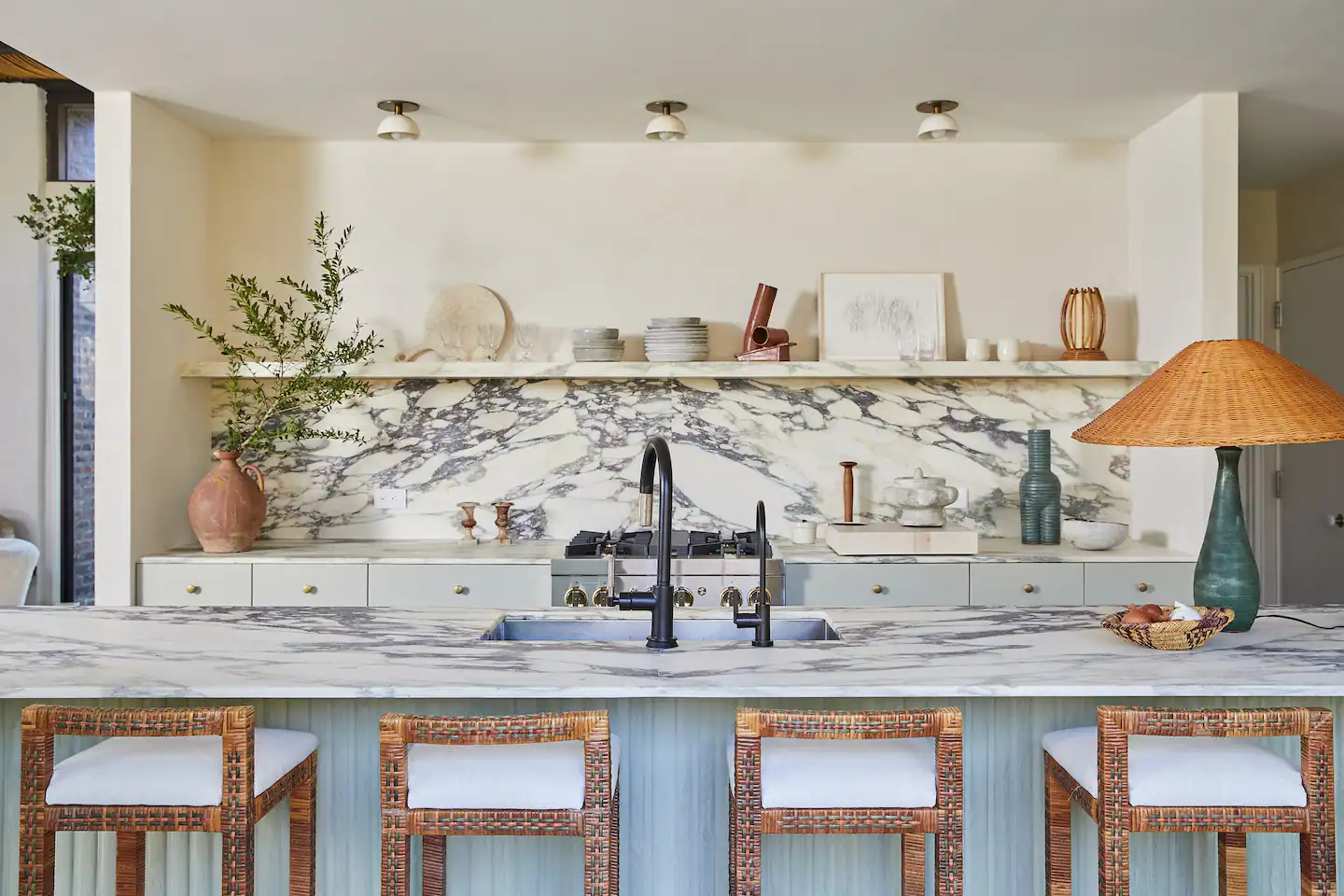 cuisine verte et marbre maison contemporaine Hamptons designer Athena Calderone
