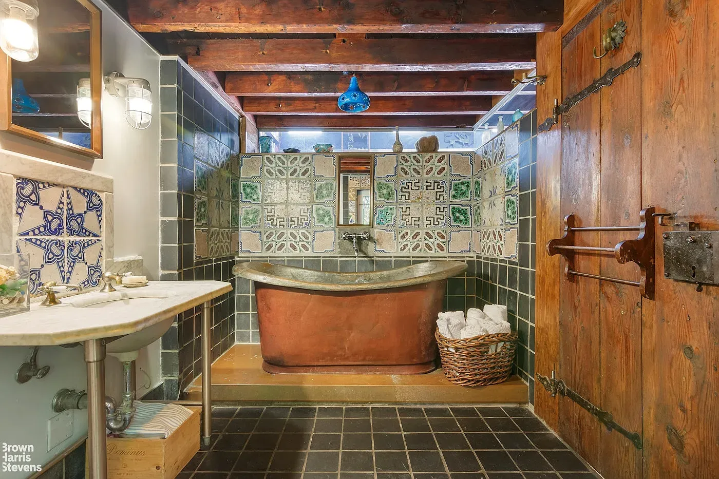 salle de bain rétro baignoire cuivre maison de ville New York