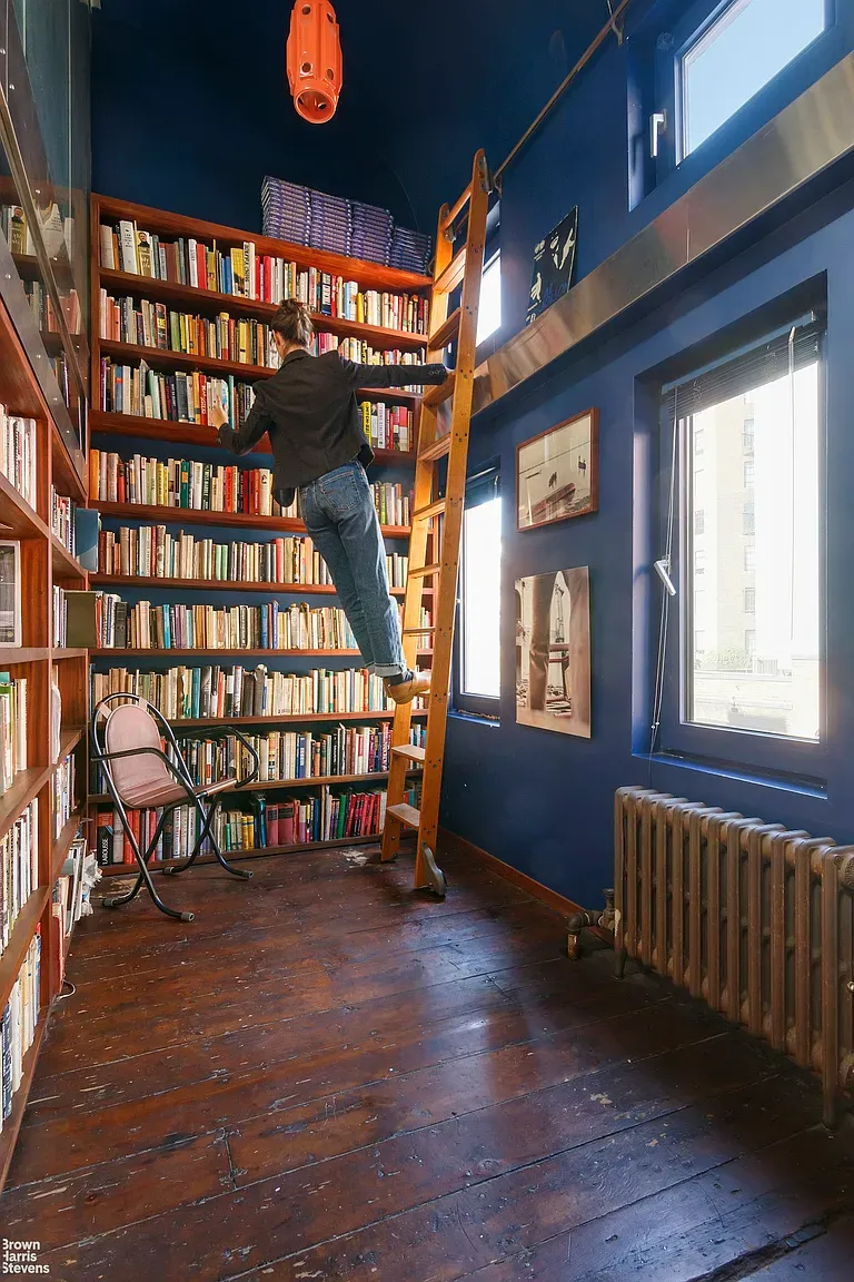 bibliothèque avec échelle