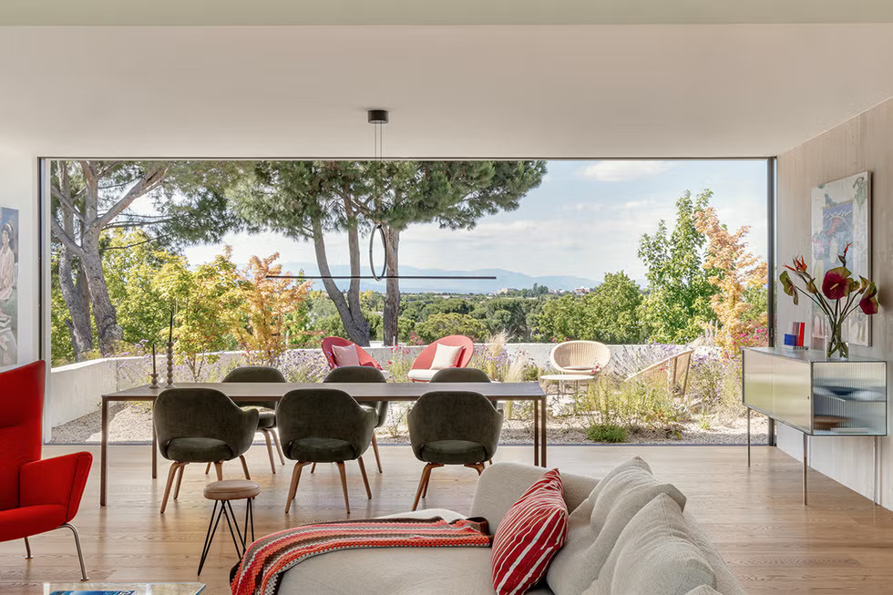 salle à manger aec baie vitrée fenêtre à galandage et terrasse décoration design salle à manger aec baie vitrée fenêtre à galandage et terrasse décoration design