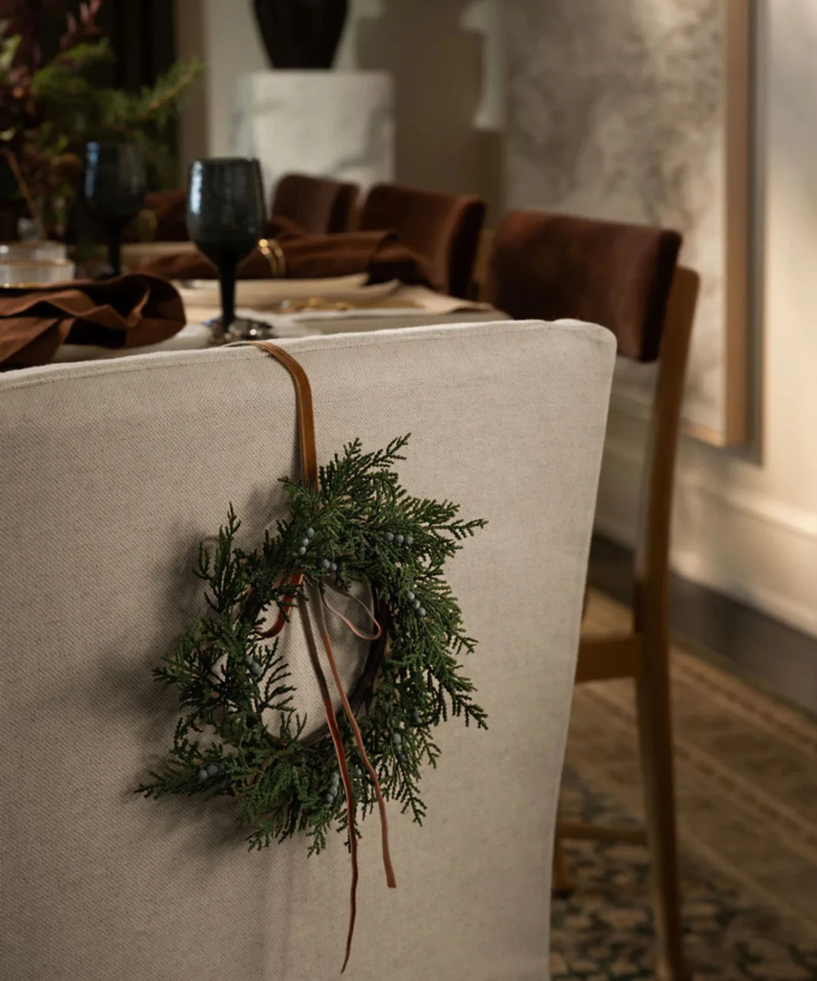salle à manger avec décoration de fête Studio McGee