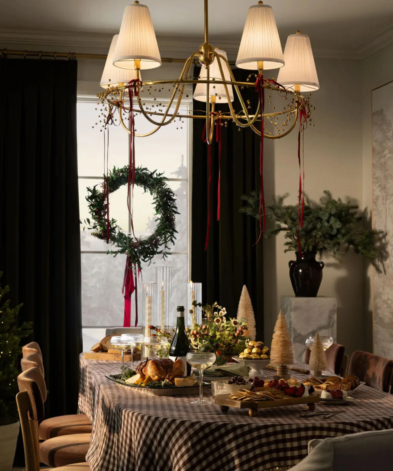 salle à manger avec décoration de fête Studio McGee