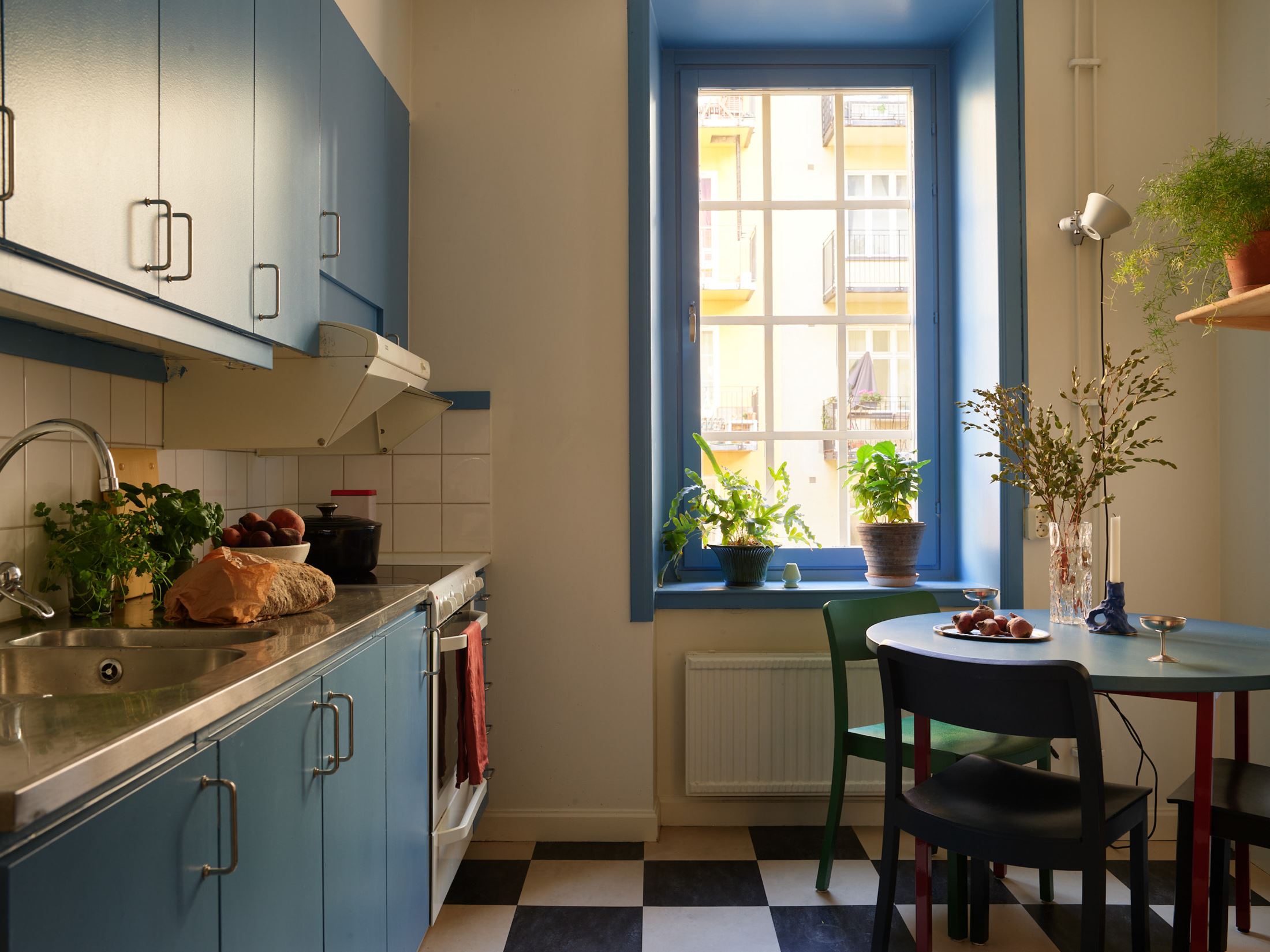 cuisine bleue et salle à manger studio 36m2 décoration vintage sol à damier noir et blanc cuisine bleue et salle à manger studio 36m2 décoration vintage sol à damier noir et blanc