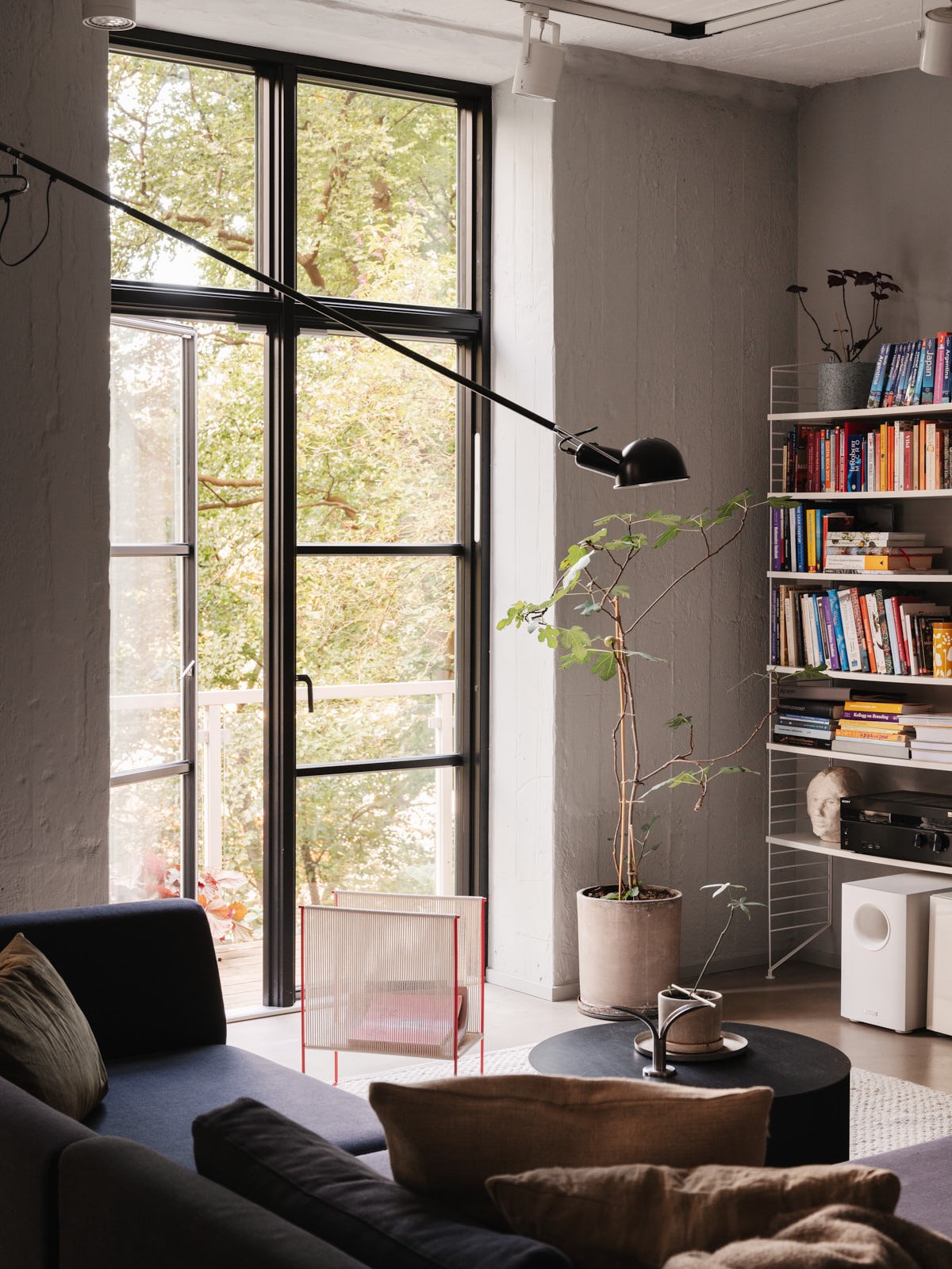 salon avec lampe potence
