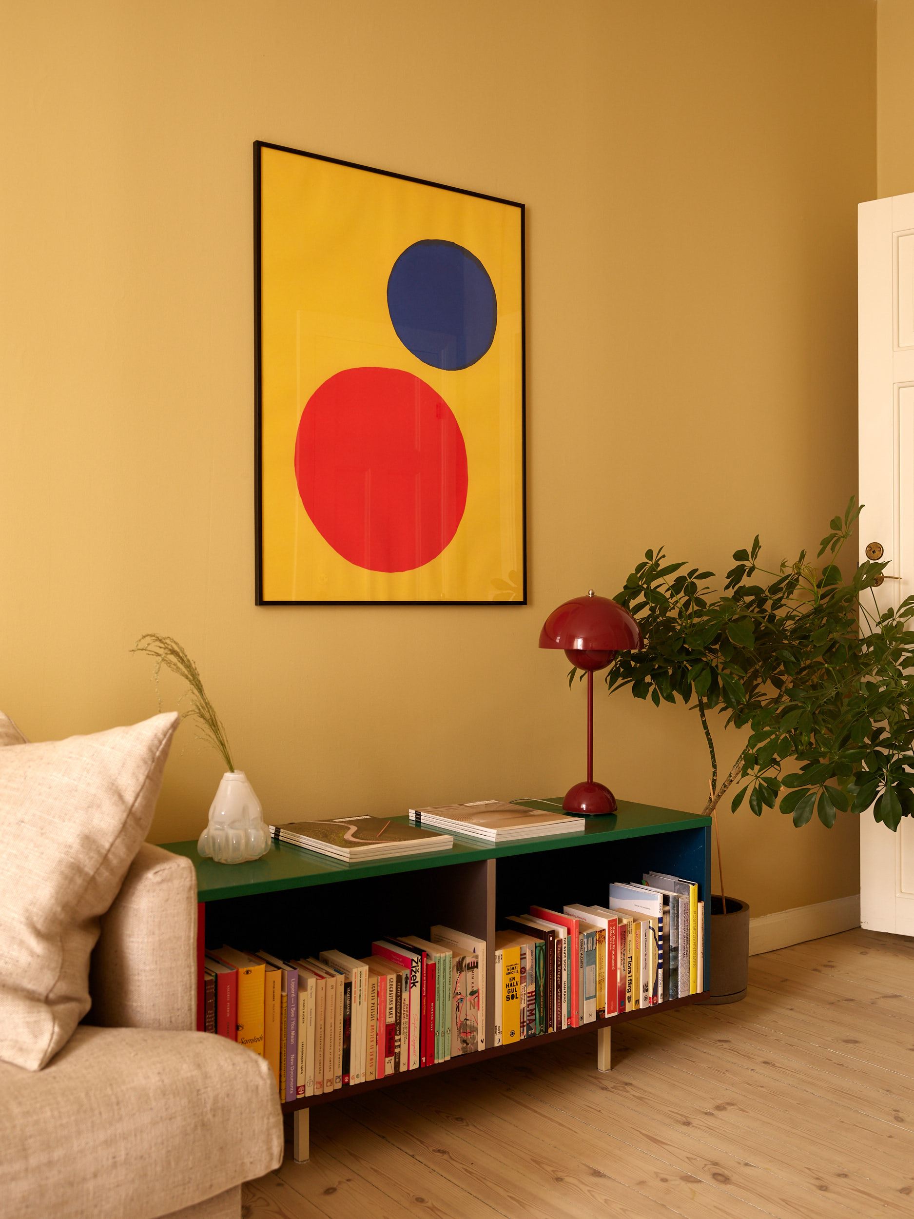 salon murs jaunes studio 36m2 décoration vintage salon murs jaunes studio 36m2 décoration vintage