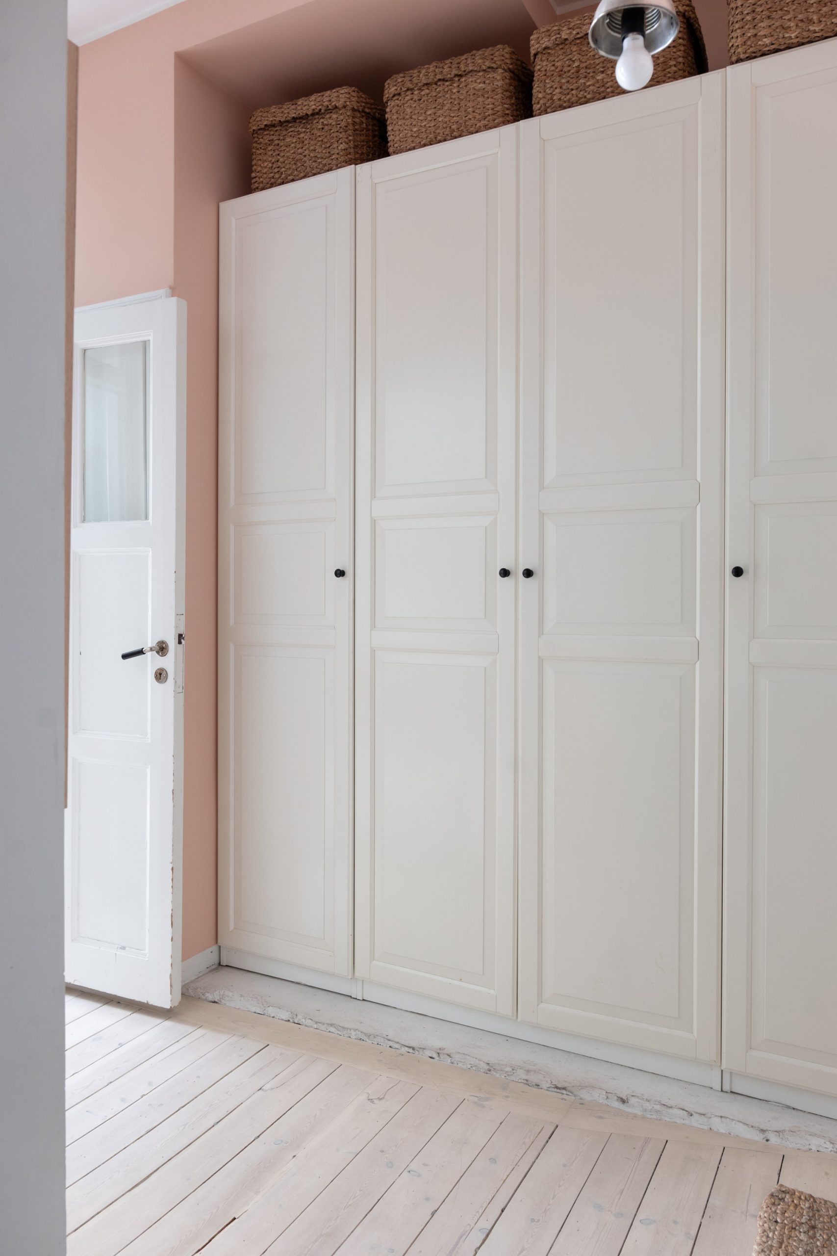 entrée mur rose avec placard blanc entrée mur rose avec placard blanc