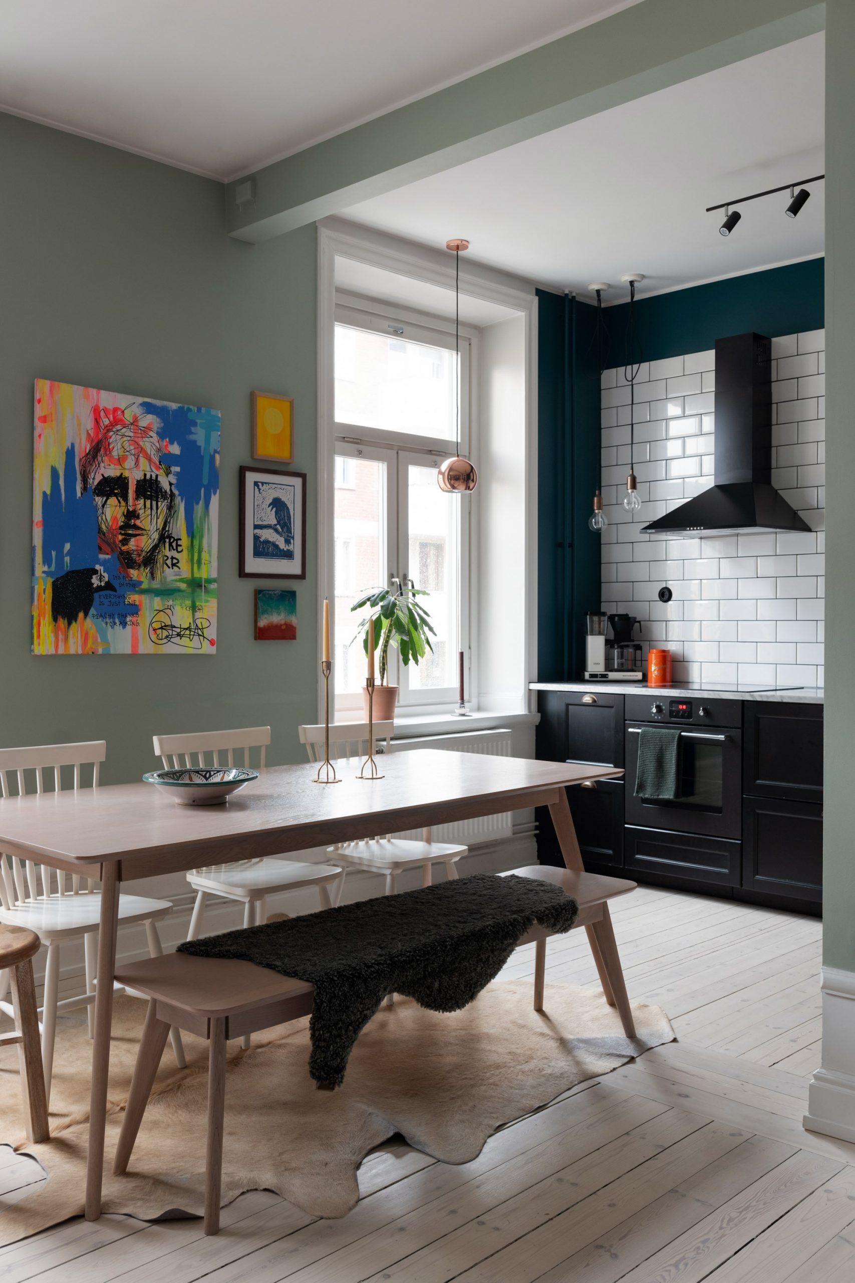 salle à manger murs verts et cuisine ouverte noire deux-pièces de 54m2 salle à manger murs verts et cuisine ouverte noire deux-pièces de 54m2