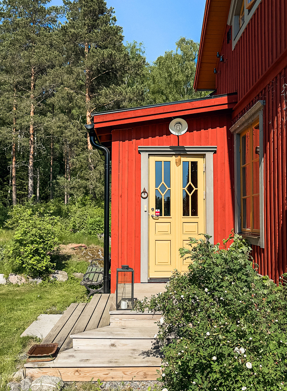maison en bois rouge Suède