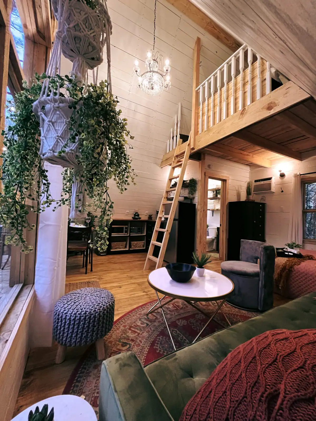 salon avec mezzanine maison A-Frame salon avec mezzanine maison A-Frame