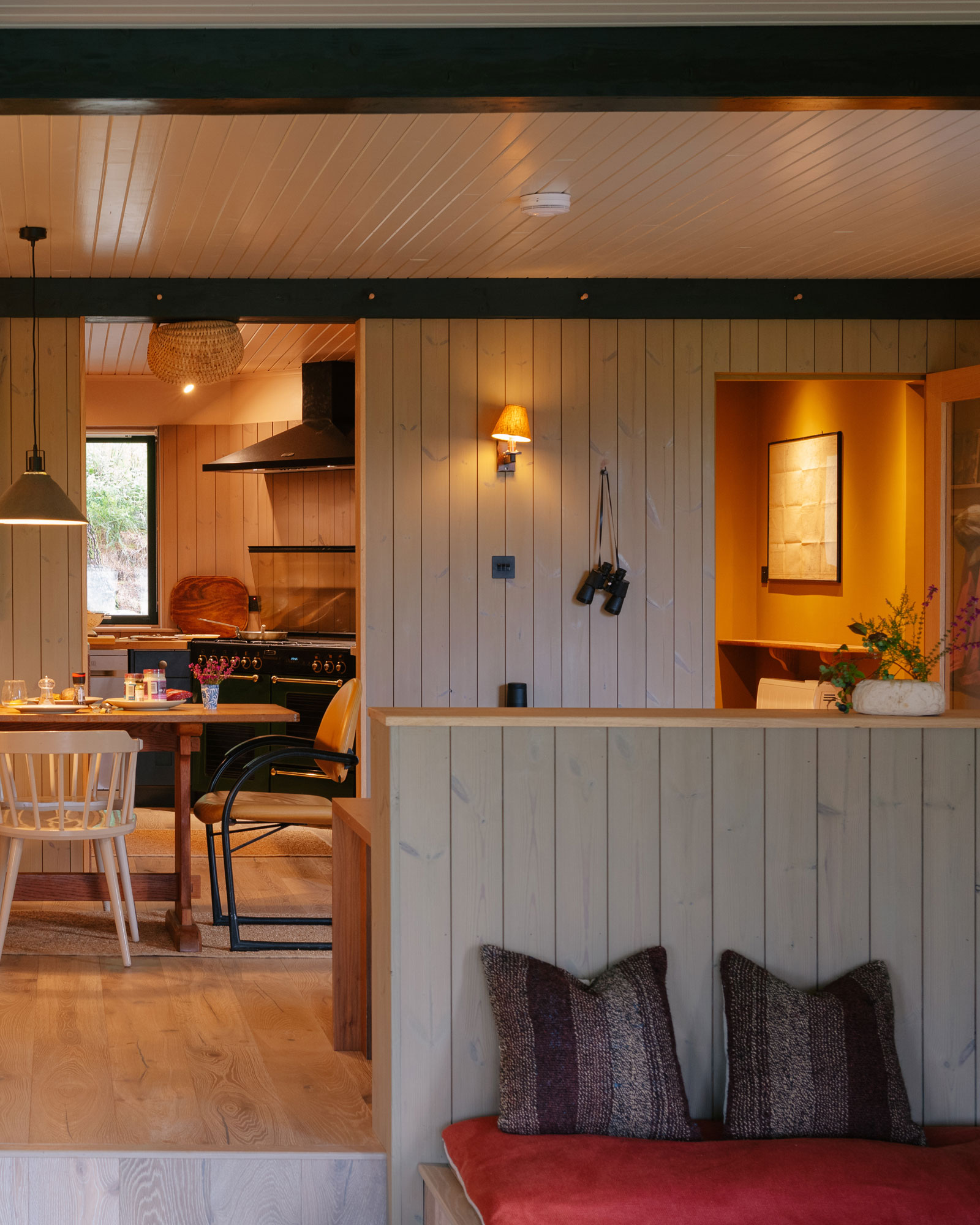 salle à manger et salon maison en bois sur le loch Sunart salle à manger et salon maison en bois sur le loch Sunart