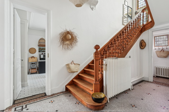 entrée avec escalier bois décoration classique chic entrée avec escalier bois décoration classique chic