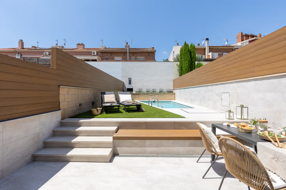 jardin de ville avec gazon synthétique et petite piscine jardin de ville avec gazon synthétique et petite piscine