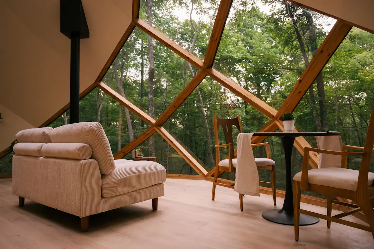 salon petite maison au dôme de verre dans la forêt The Laurel Zome salon petite maison au dôme de verre dans la forêt The Laurel Zome