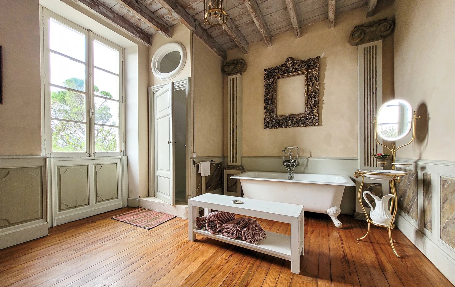 salle de bain rétro maison ancienne en pierres Gers salle de bain rétro maison ancienne en pierres Gers