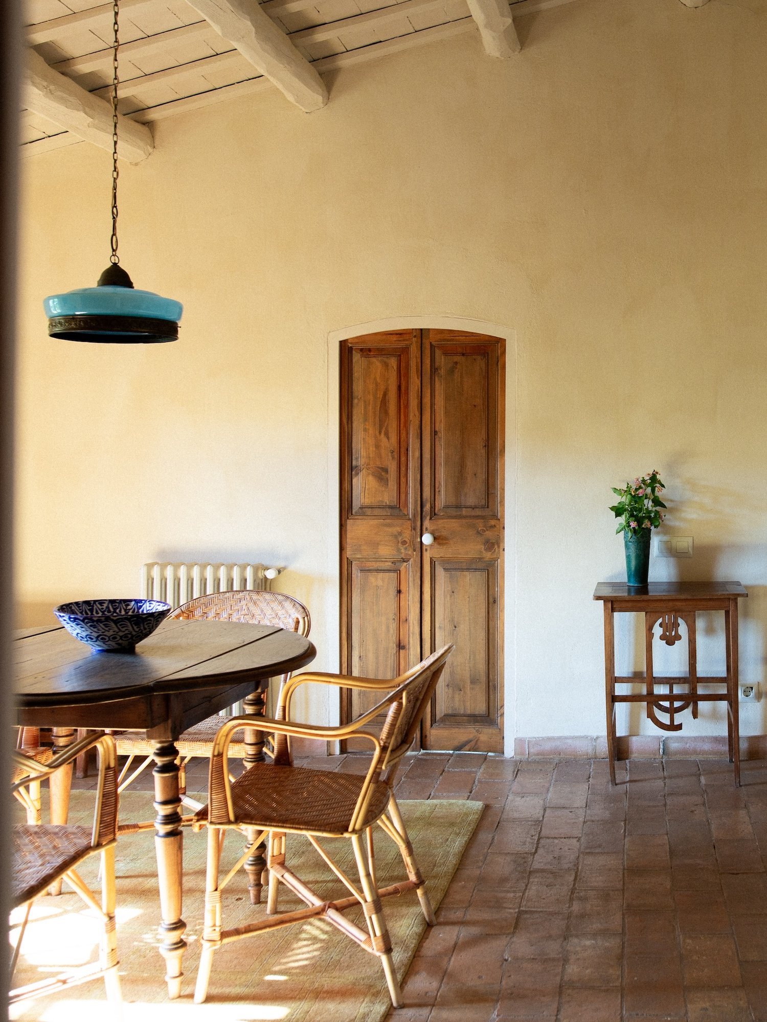 salle à manger maison en pierres rénovée Mas Flor