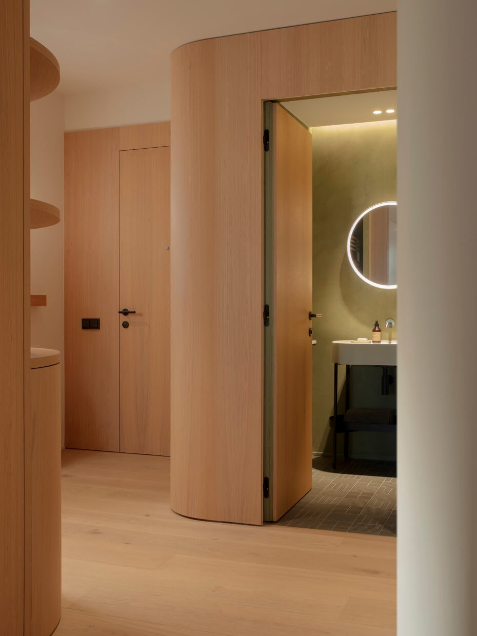 couloir avec meubles courbes