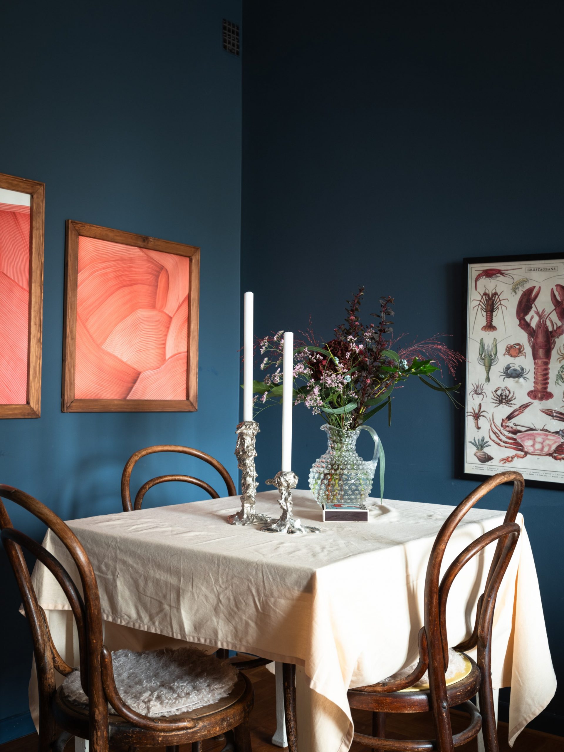 salle à manger bleue décoration scandinave deux-pièces 39m2 salle à manger bleue décoration scandinave deux-pièces 39m2