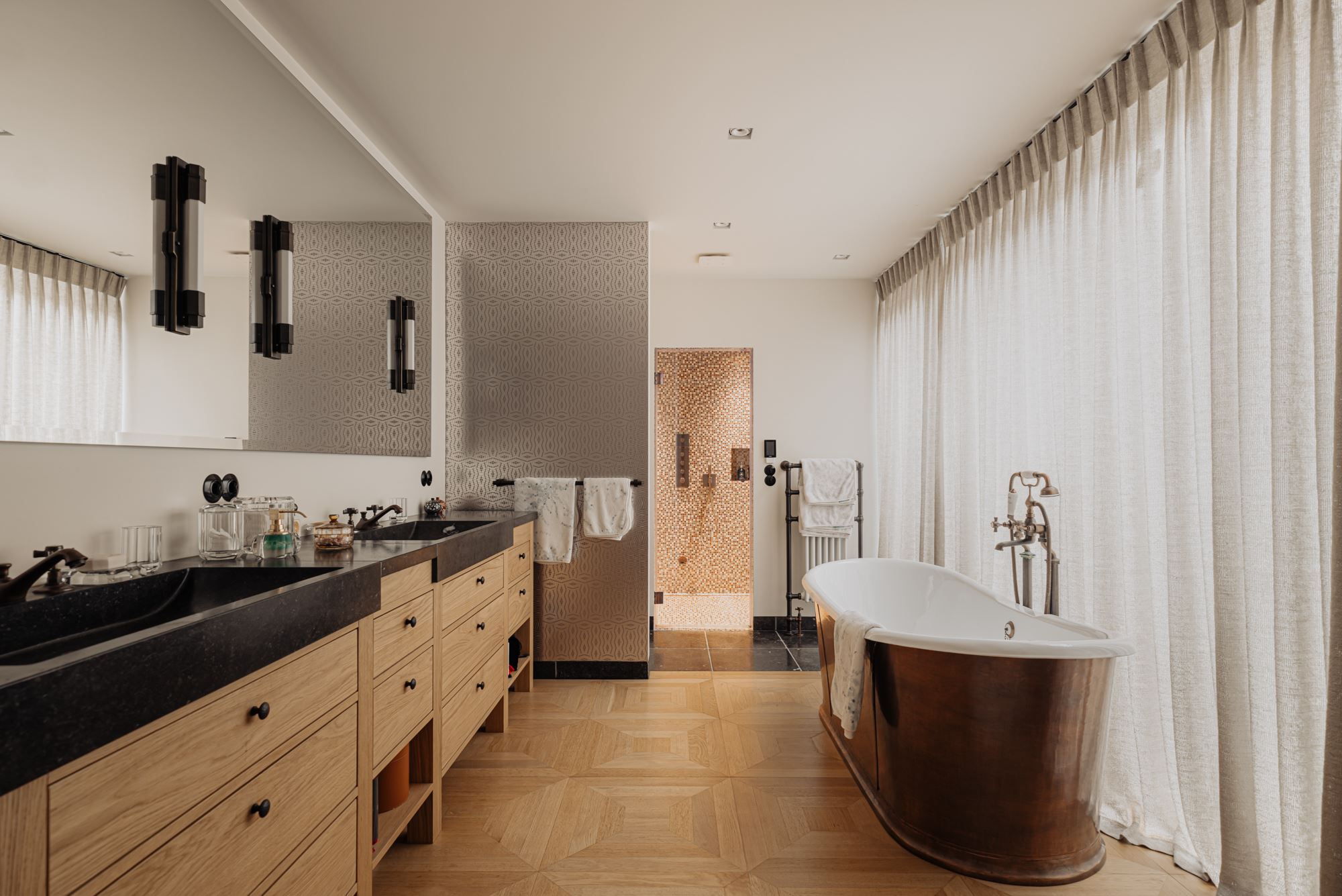 salle de bain rétro avec baignoire îlot en cuivre à l salle de bain rétro avec baignoire îlot en cuivre à l'ancienne