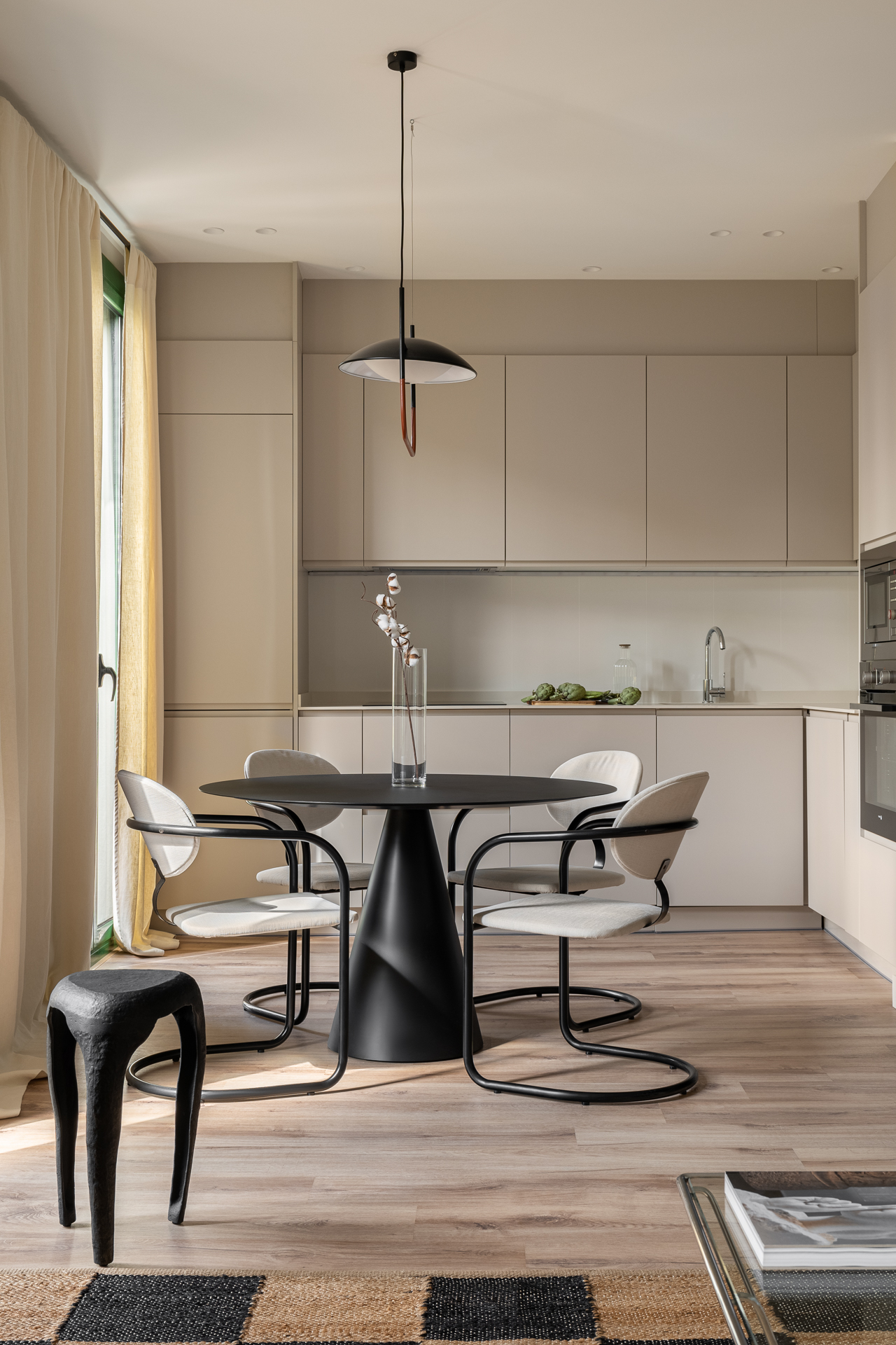 salle à manger et cuisine ouverte beige décoration contemporaine