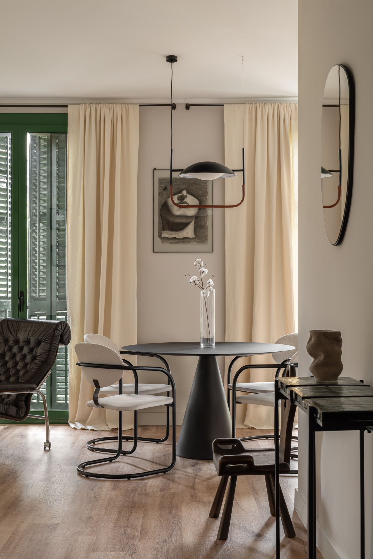salle à manger table ronde noire décoration contemporaine