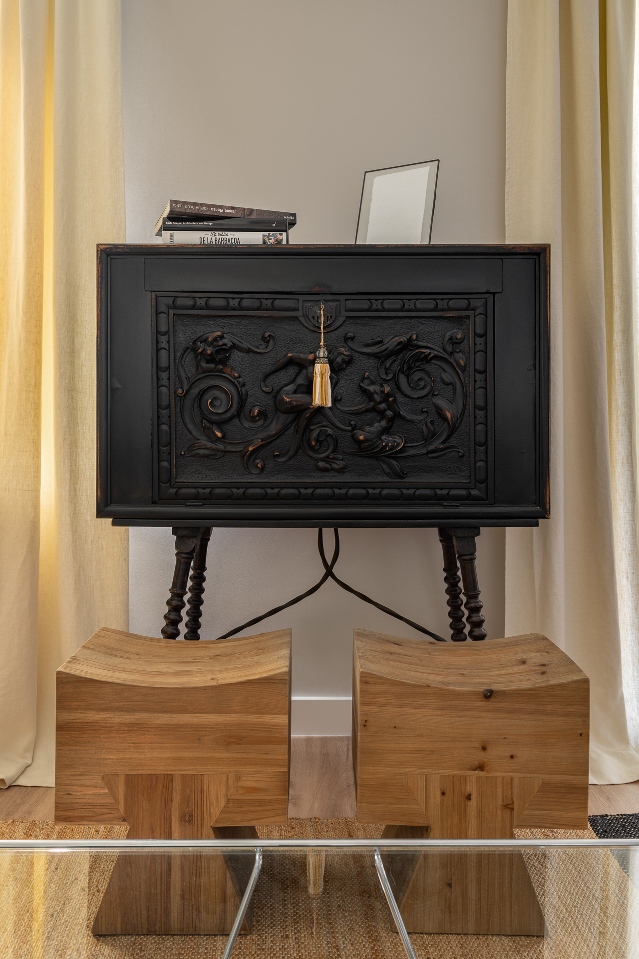 meuble ancien dans salon moderne