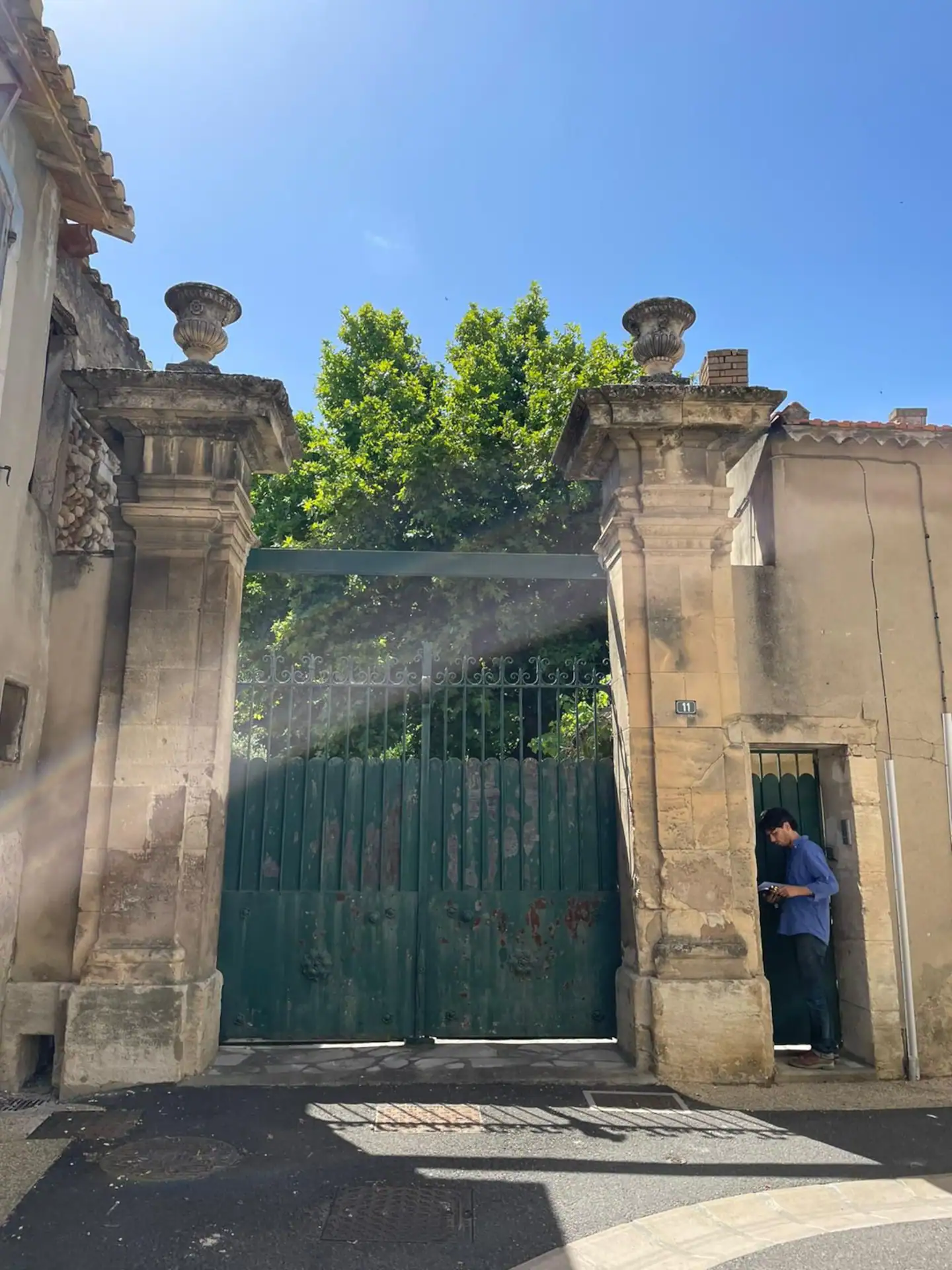 portail entrée maison de maître la Bastide des Chardons