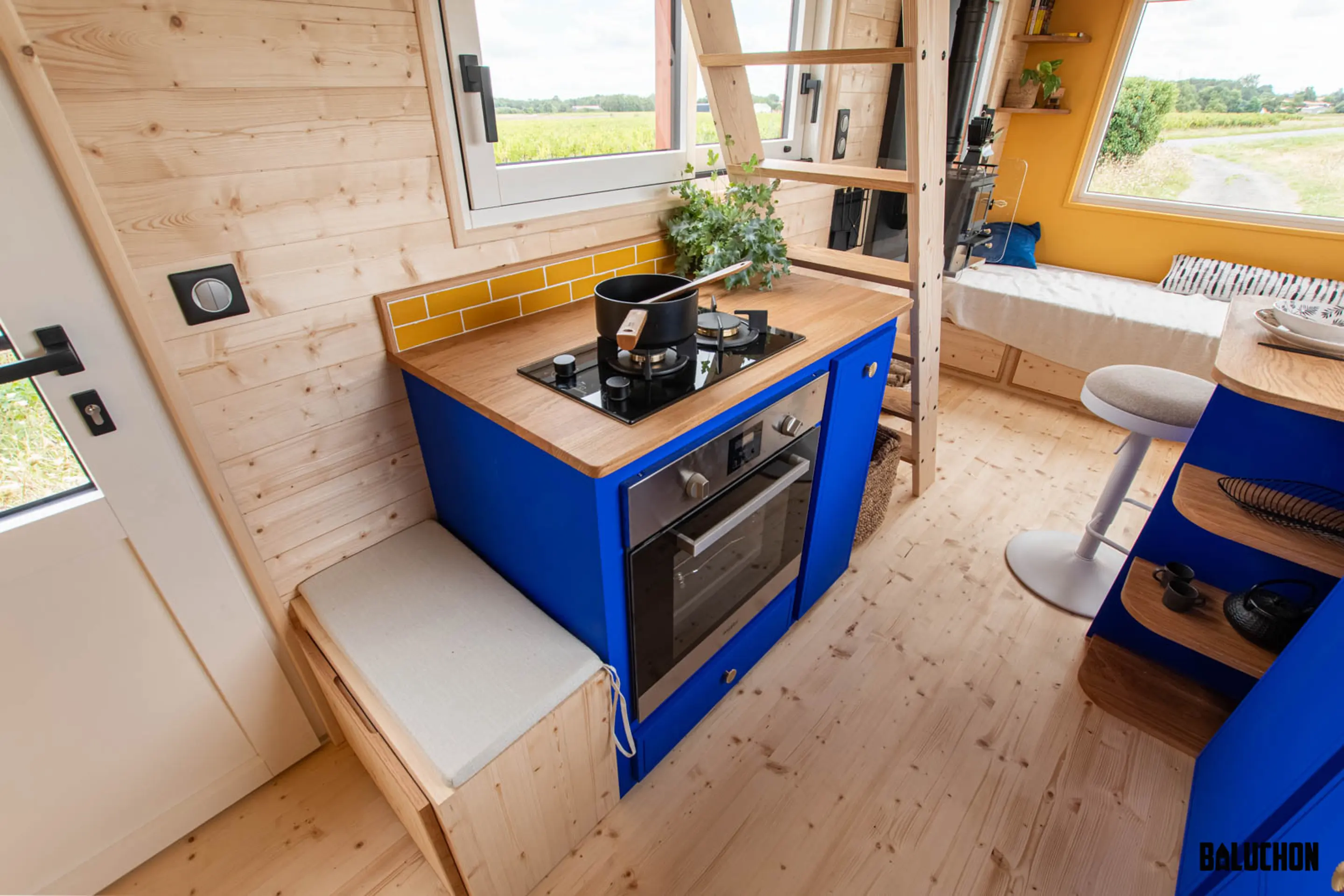 cuisine bleue tiny house Leïla Baluchon cuisine bleue tiny house Leïla Baluchon