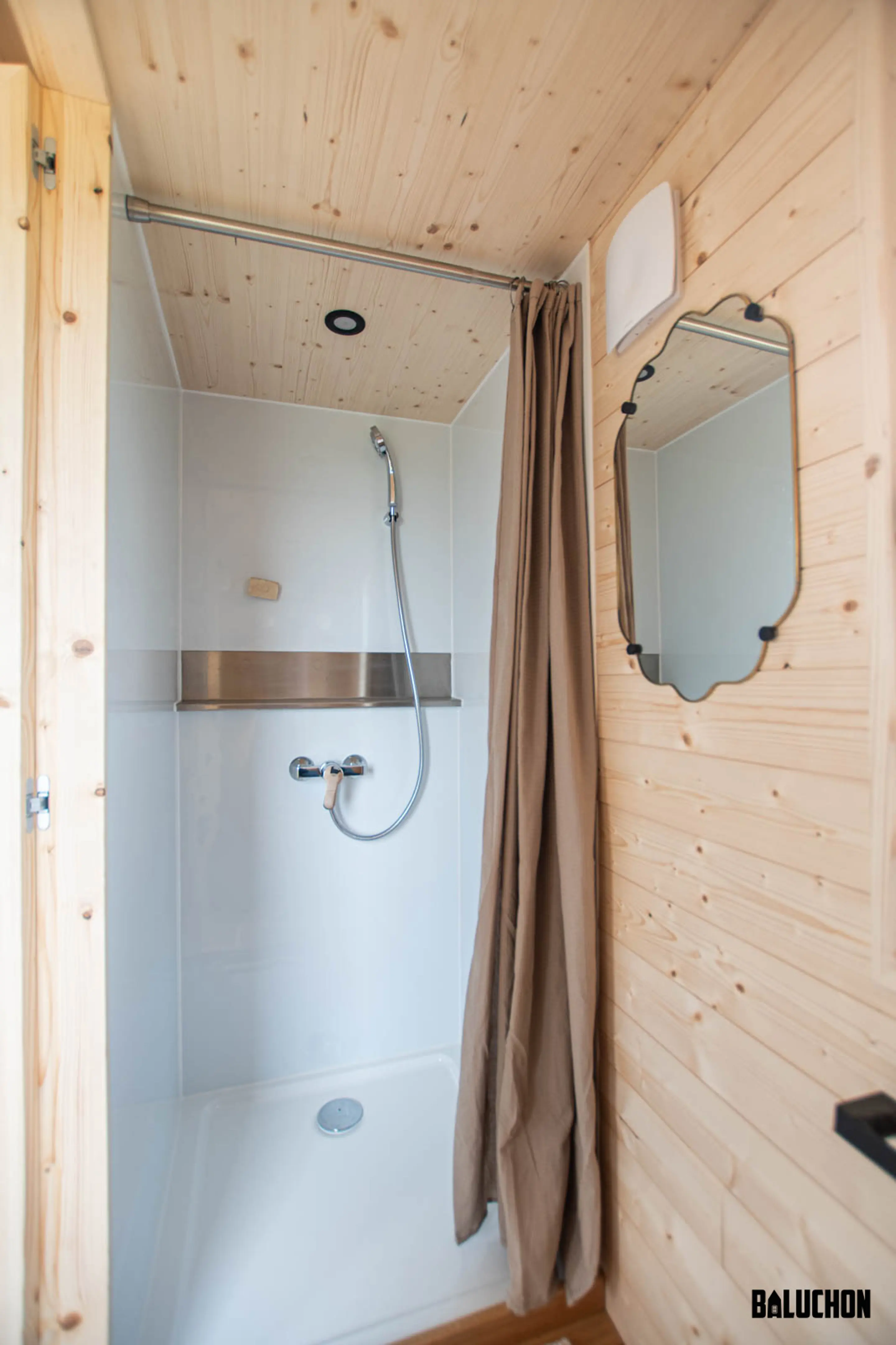 salle de bain mini maison mobile Leïla Baluchon salle de bain mini maison mobile Leïla Baluchon